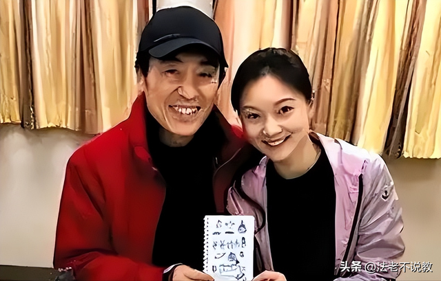 恩爱25年抵不过残酷现实，74岁张艺谋年老色衰，43岁陈婷花样年华