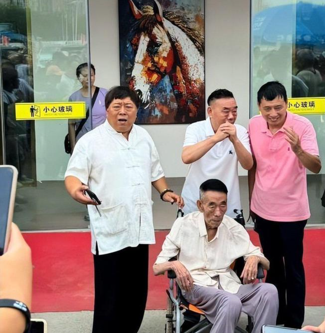 杨议曝冯巩没来葬礼真相！打了俩电话没接，送来一纸公函，不简单