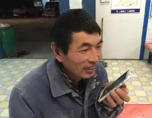 儿子考上了老同学任教的大学，我给他打电话，他竟然直接挂断了