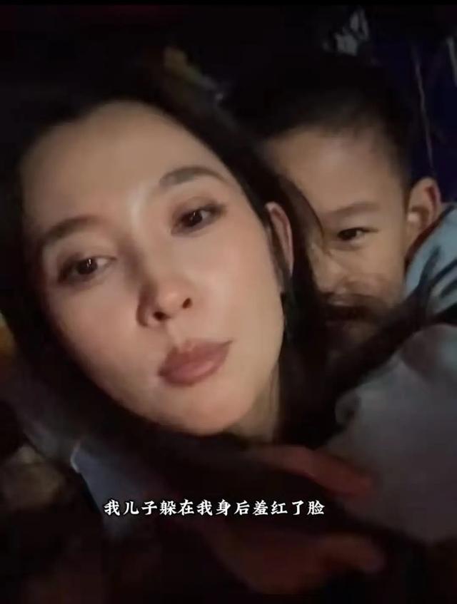 汪峰恋爱脑上头，飞新疆陪森林北吸烟都不下饭桌，女方翻手机查岗
