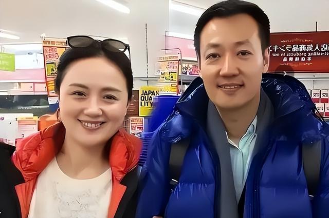 朱媛媛去世不到半年，辛柏青身边多了个长发美女，脸上笑容藏不住