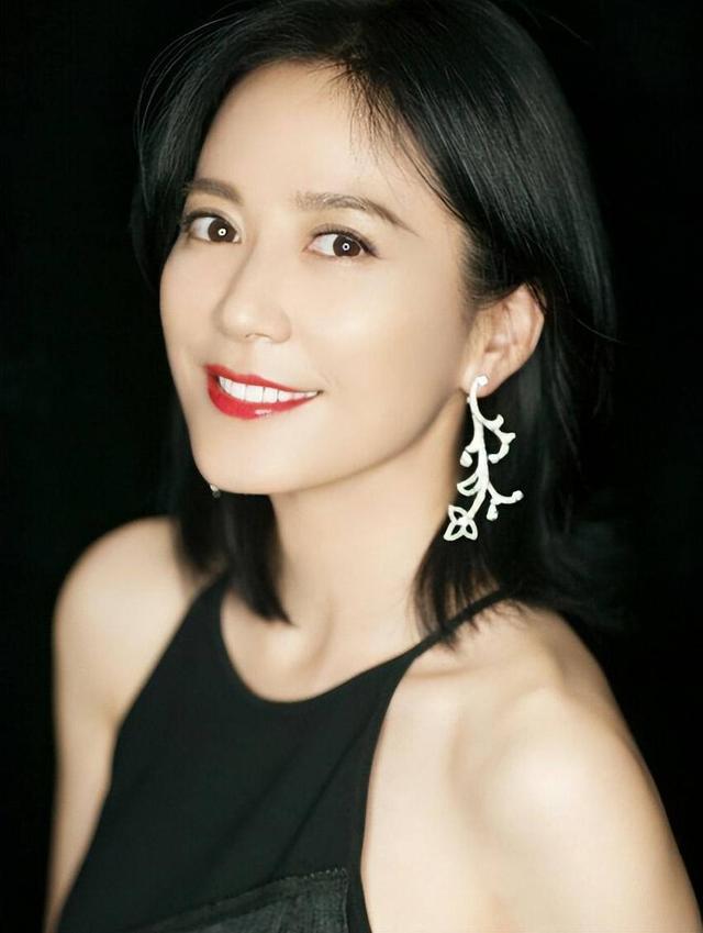 至今未婚未育，身边却有男人陪了近 20 年！54 岁的她才是人间清醒