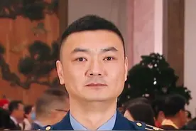 亮相两会“代表通道”，这位中校是谁？图片