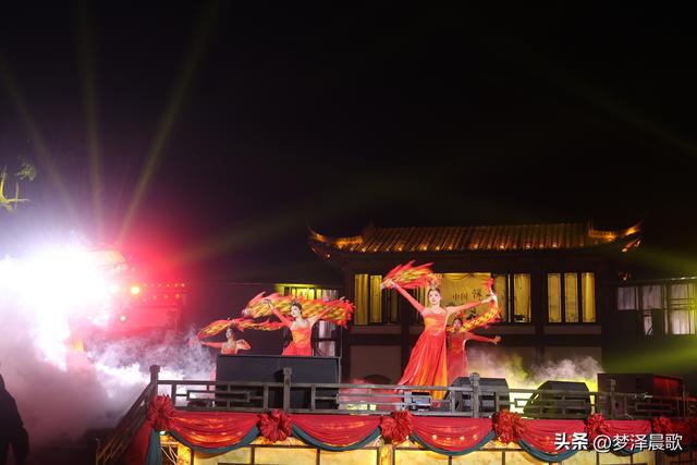 湖北：祥云湾庆典燃爆文旅圈 三喜临门夜 千人天灯点亮浪漫星河‌