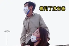 2年前，那个扛着75岁养父看升国旗的河南女孩，现在怎么样了？图片