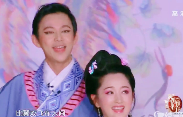 何炅和杨钰莹的一张牵手照，暴露两人关系 原来他俩“藏”的这么深