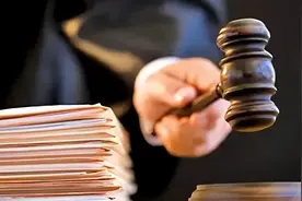 入职先让员工签离职申请，公司就能随时解雇不用赔钱？法院：系违法解除劳动合同，支付赔偿金图片