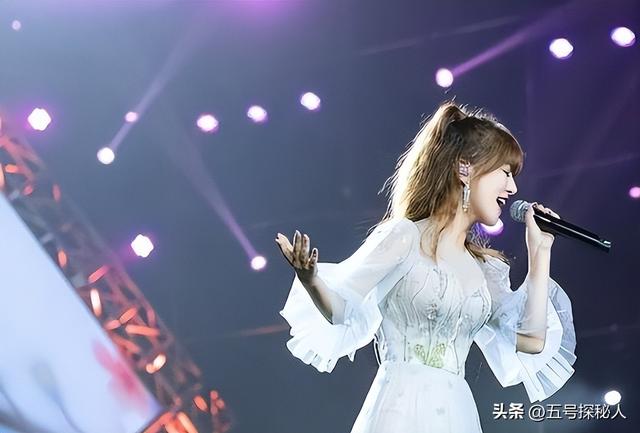 她是隐藏最深的富婆，童颜巨乳躺赚上亿	，21岁打败王菲却主动过气