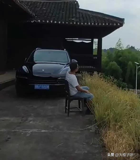 男子开10小时车回老家，在家门口坐10分钟，妻子：真搞不懂男人
