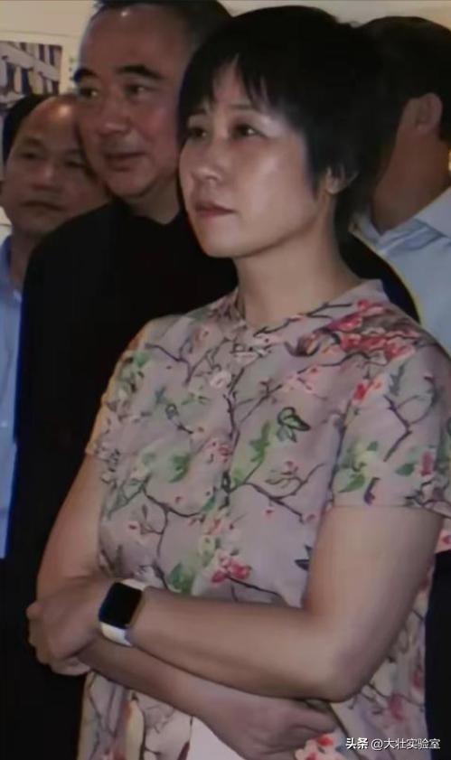 李鹏总理儿媳罕见留影，五官端正长相大气，爷爷功勋卓著比肩元帅