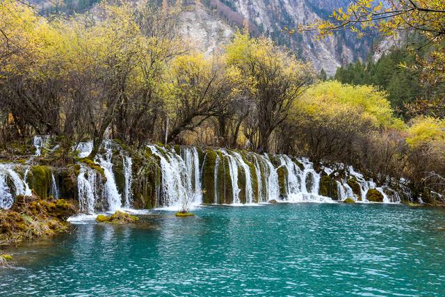 光影札记 | 秋染九寨：一半湖水蓝，一半山林红
