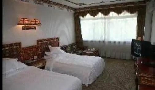藏族姑娘哈达献上，老兵在林芝民俗村，找回了40年前的茶香…