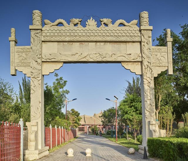 中国宁夏五大历史古镇：1、镇北堡西部影视城古镇	，2	、青铜