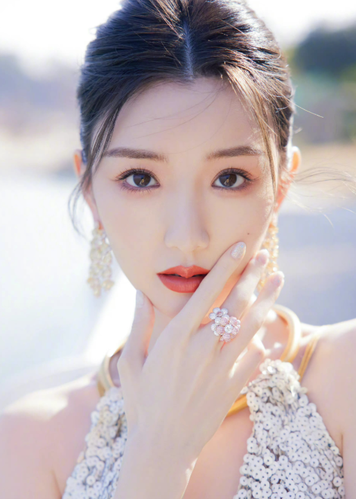 与陈晓闪婚领证传闻真相大白1个多月，毛晓彤近况曝出，并不意外