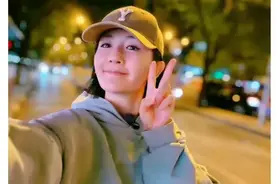 谢娜骑车到鸟巢给张杰送花，两人甜蜜拥吻，他们相爱浪漫永远不灭图片