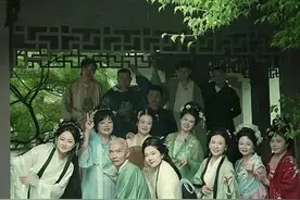 小凤家族直播合影曝光！红姐古装造型惊艳，站位细节引热议图片