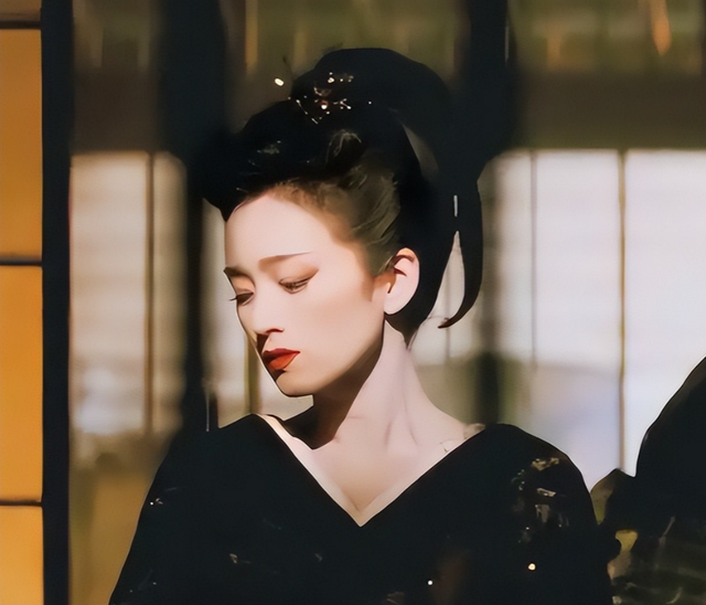 事实证明！陪马克龙回国的巩俐，可能已经走上了另一条大道