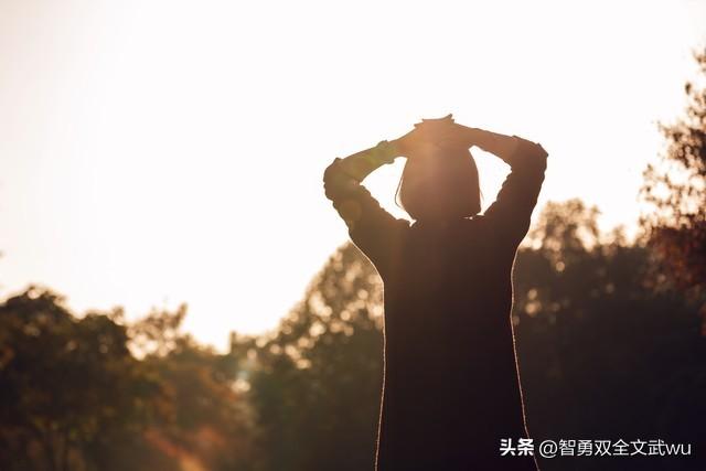 人到中年，最好的活法：沉淀过往不纠缠，向阳而行不回头