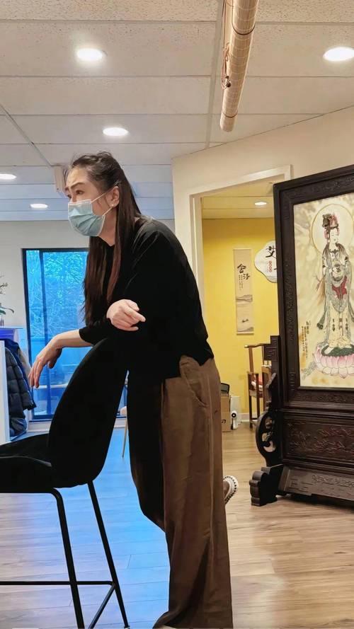 58岁王祖贤温哥华逛菜市场，大腹便便，穿裤衩拖鞋，女神形象全无
