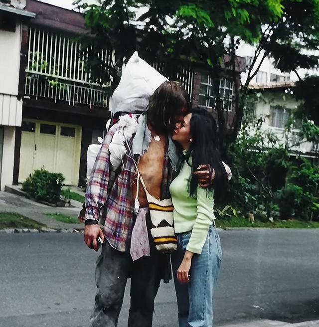 第一个徒步环游世界27年的人刷屏，网友却不买账：丢下儿子不管，算什么男人？