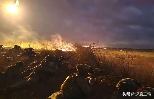 亚速营突破俄军防线4公里，俄军不按常理出牌：直接6吨炸弹一锅端