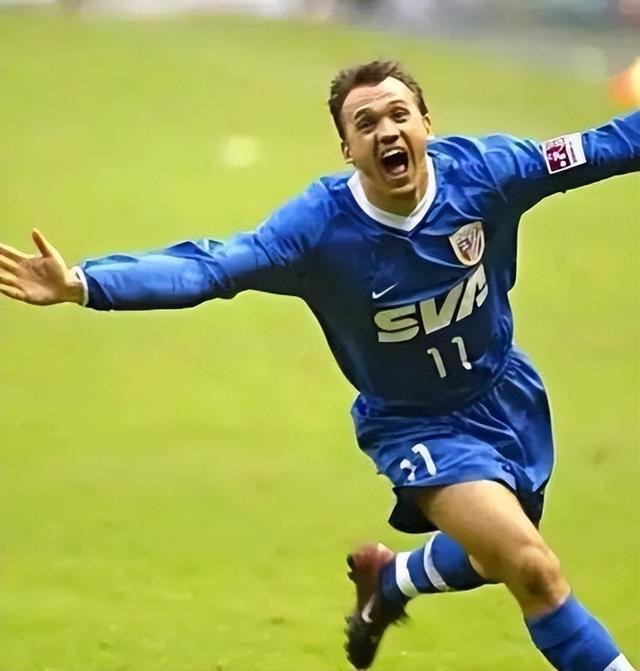 申花外援马纳法玩奥特曼体感游戏，动作标准找回童年感觉