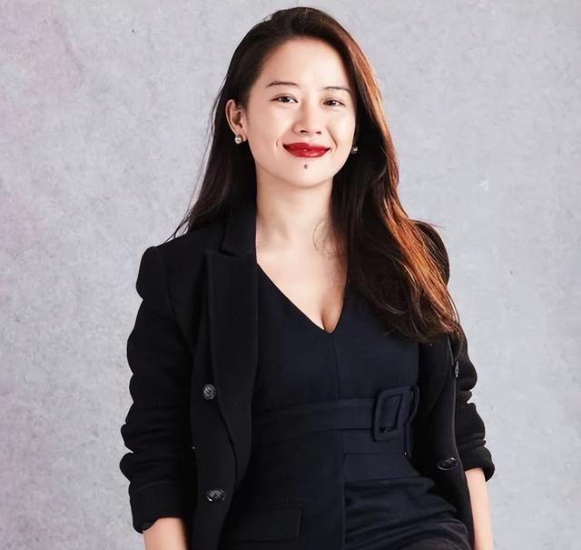 被美国罚款531亿，身家仍2300亿，前华人首富背后的女人是谁