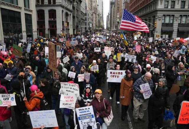 美国航母逼宫委内瑞拉？63%美国人反对开战，没人愿为战争买单！