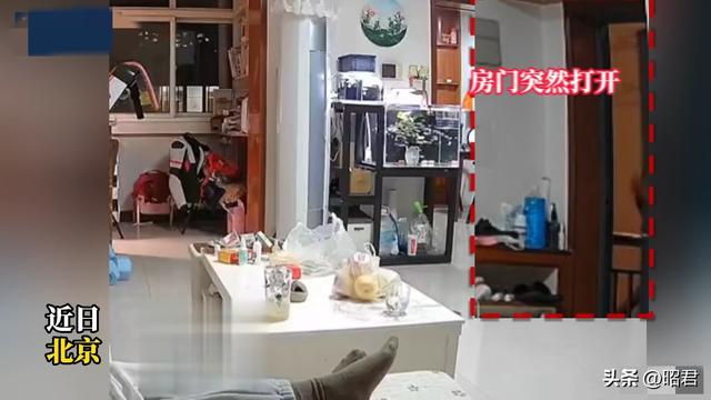女子在家里的沙发上躺着，房门突然被一个陌生老头打开，咋回事?