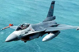 乌克兰搬来救兵，北约一口气支援50架F16战机，普京陷入两难境地图片