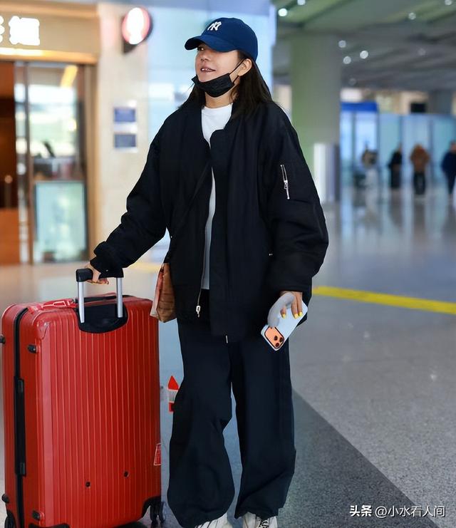 落地凤凰不如鸡！赵薇回老家探亲，全副武装包裹，不敢露脸怕见人
