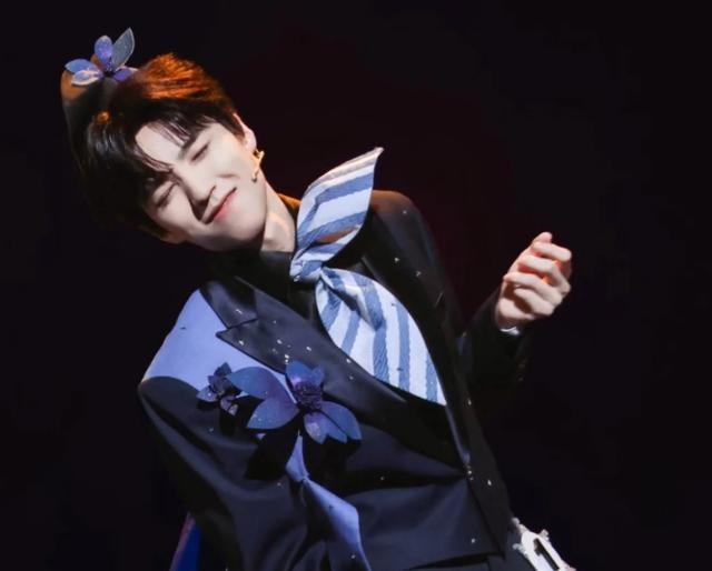 关系藏不住了？全红婵被王俊凯保镖一路护送，原来真相早有预兆