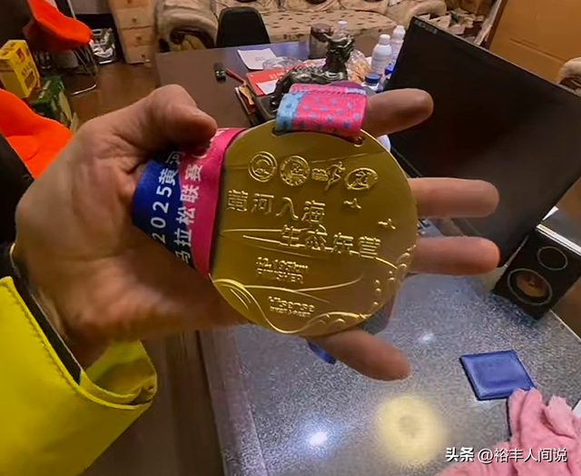 山东跑友张素梅去世，仅55岁，10个月跑40个半马，模样冻龄身材好