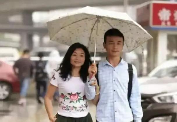 9年前，重庆23岁男孩娶46岁大妈，婚后不生孩子，如今怎样？