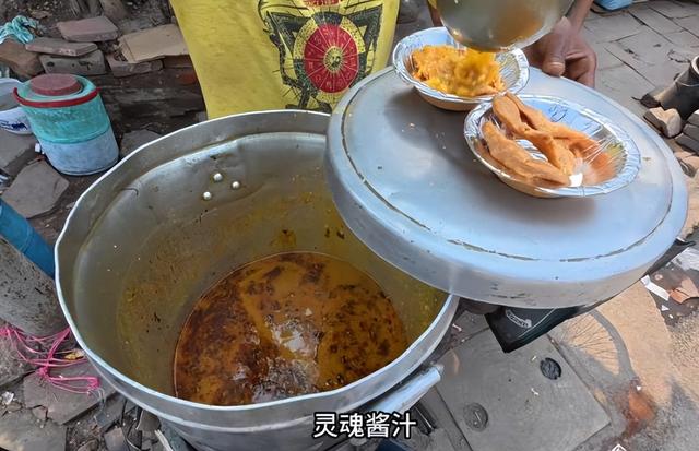 中国夫妻探秘印度贫民窟：丈夫被石头砸满头包，妻子一直被打臀部