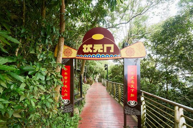 三亚凤凰岭景区，登上城市观景台俯瞰三亚，这里的夕阳如诗如画