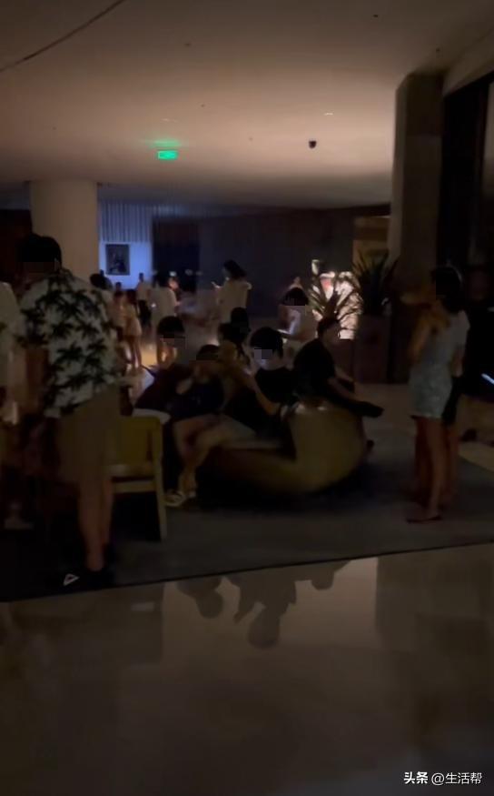 游客因台风被困三亚：最强时海浪一两米高，酒店保安守着大堂没事不让外出，玻璃都弯了