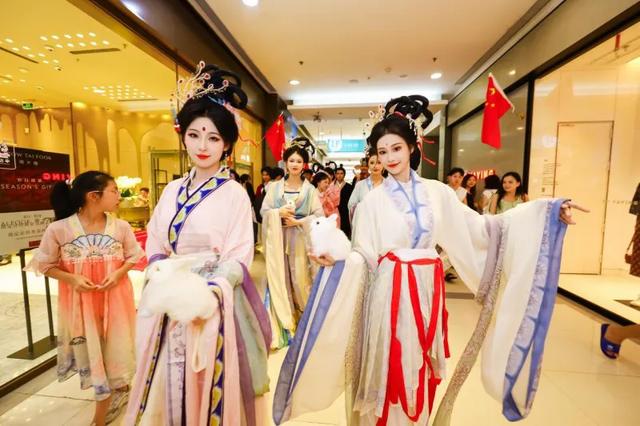 正佳广场上演“月光下的艺术狂欢”，民乐巡游轮番登场
