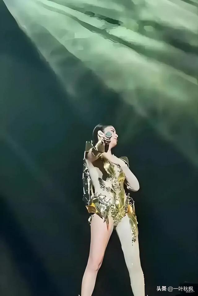 陈慧琳演唱会穿三角裤衩,五十多了合适吗?人老心不老