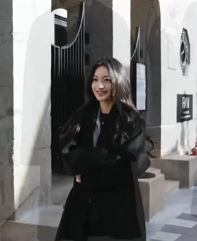 上海校花，172cm身段45kg，美得太犯规，让人移不开眼