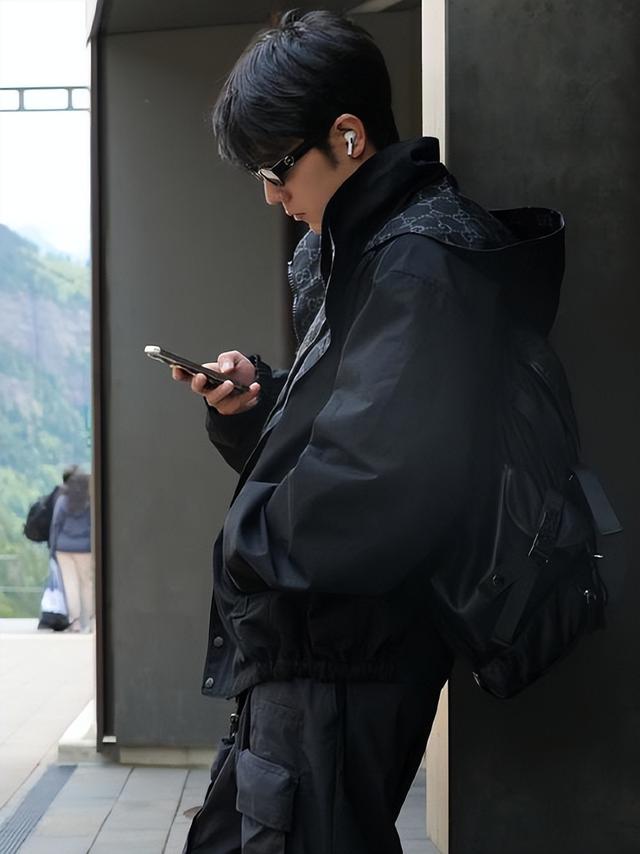 旗舰机疯狂降价，千元机配置“越级”，中端机被两头夹击，太难了