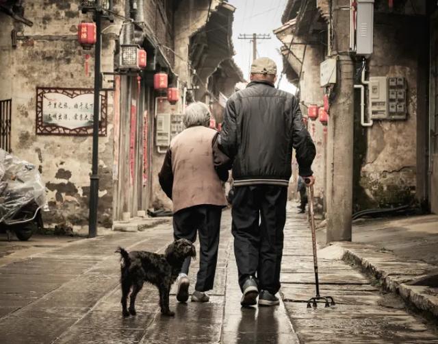 人老了，只剩一个人的时候，记住别做三件事情：1、不去子女家住；2、不亏待自己；3、不倚老卖老