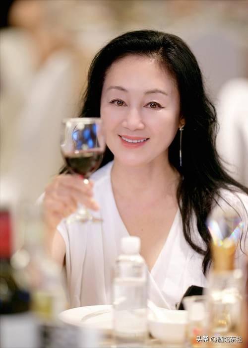 父亲是央视“一哥”，母亲是商业精英，他却凭一己之力娶影后之女