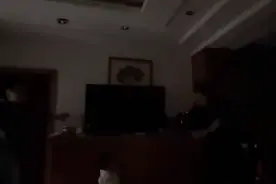 爸爸表演灯光魔术3岁萌娃兴奋鼓掌图片