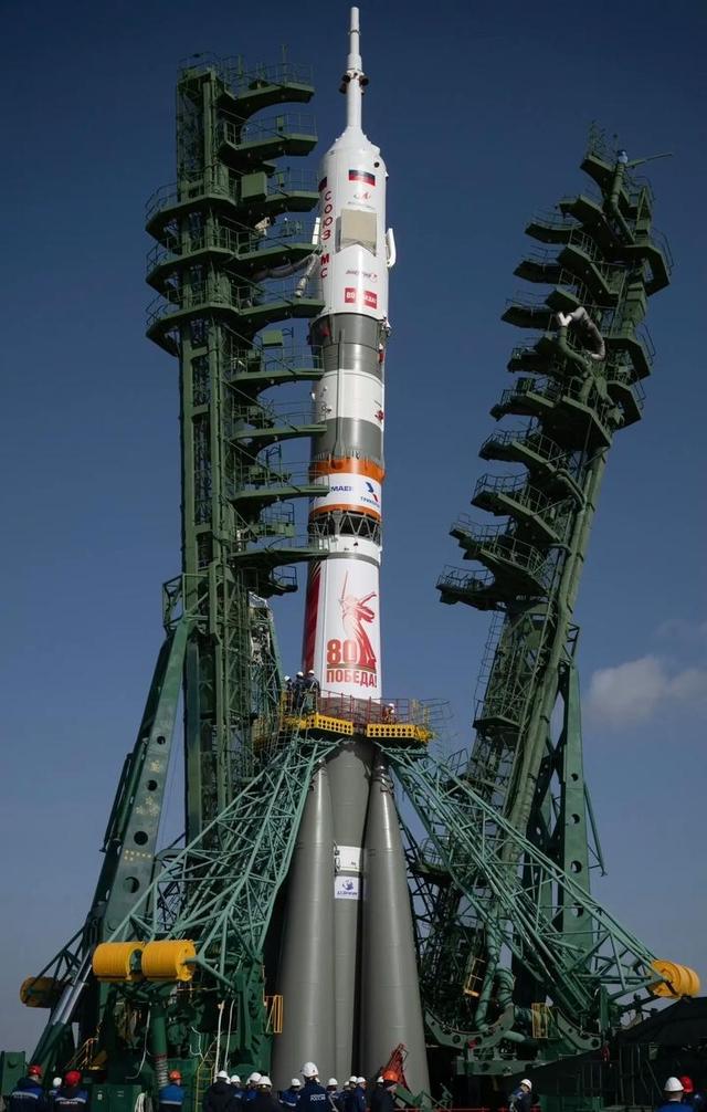 美俄宇航员并肩飞天，共赴空间站，航天合作未受地面局势影响