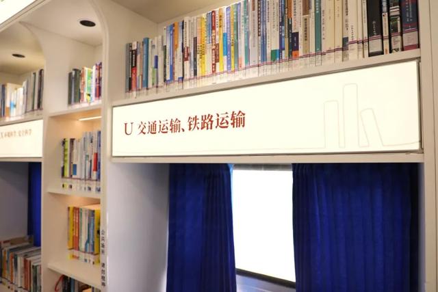 退役的绿皮火车上，突然来了好多人……