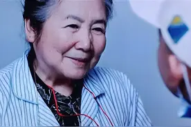执行法官:奇葩老太婆，医院霸床三年多，铁链子把自己绑床上？图片