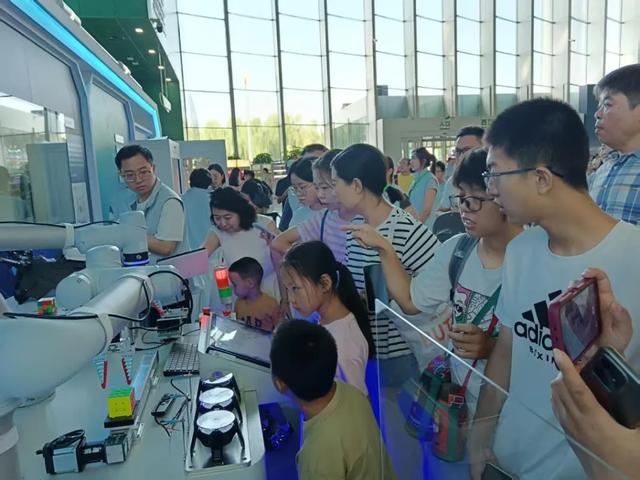 2025全国科普月主场——未来通信技术展区活动拉开序幕