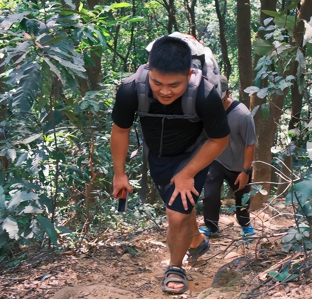 广东女子登山脚崴，被陌生小伙背40分钟下山，恶心的一幕出现了