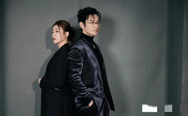 陈梦发布和表哥黄晓明合照配文：这不巧了，酷妹碰到了帅帅的哥！